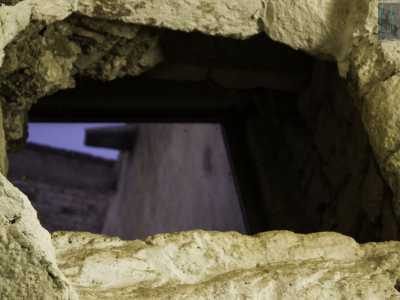 L�unica fonte di luce � fornita da un�apertura che si apre sul soffitto e chiusa da un vetro, attraverso la quale si scorge il giardino pensile sovrastante